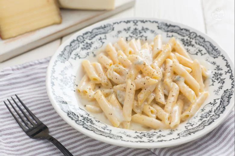penne ai quattro formaggi e funghi