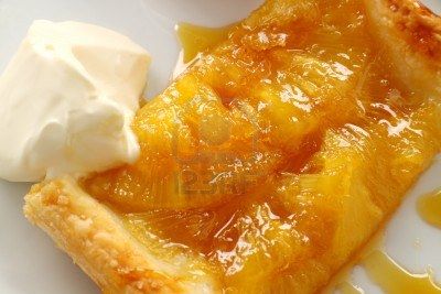 8862682 galette delizioso ananas speziato servito con panna