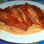Pasta condita con sugo di merluzzo, pomodoro e origano