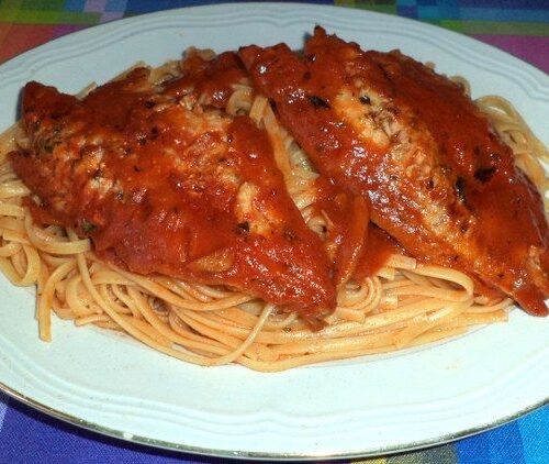 Pasta condita con sugo di merluzzo, pomodoro e origano