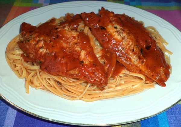 Pasta condita con sugo di merluzzo, pomodoro e origano