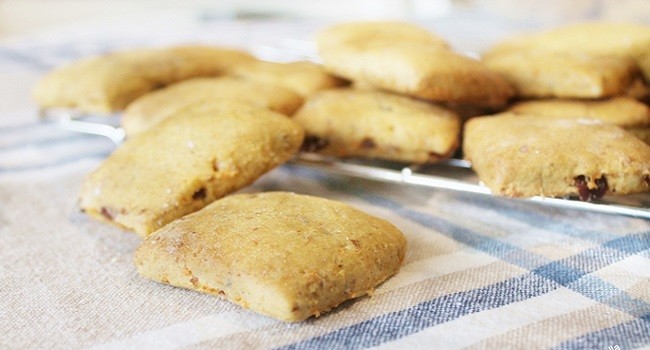 Biscotti con carote uvetta e cannella