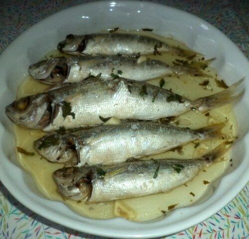 Pesce aromatizzato al limone e cotto al forno