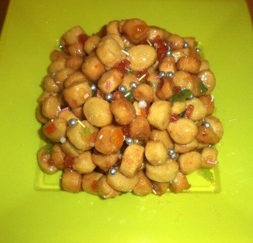Specialità delle tavole natalizie...pallini di pasta frolla fritti e conditi con miele e confettini colorati