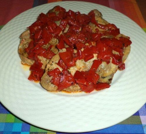 Costolette di carne di maiale con contorno di peperoni