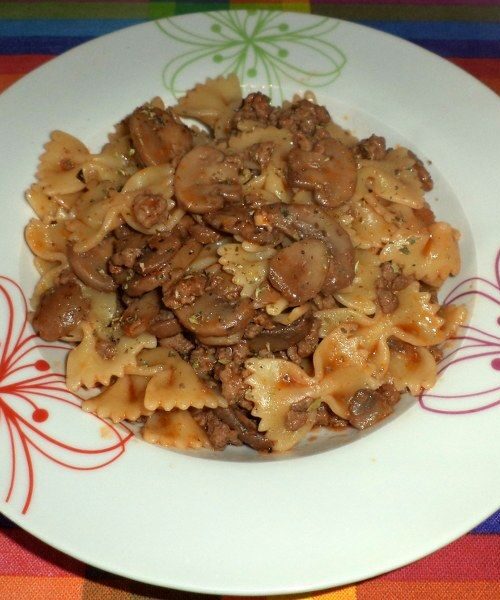 Pasta con funghi champignon e ragù di carne bianco