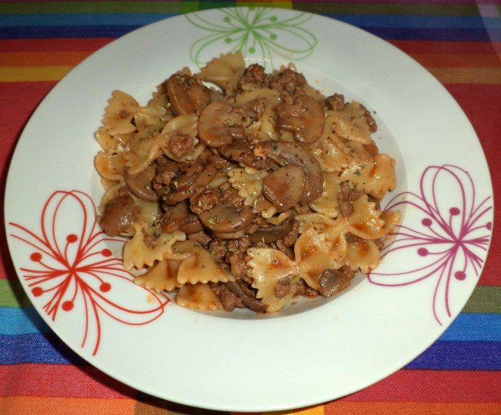 Pasta con funghi champignon e ragù di carne bianco