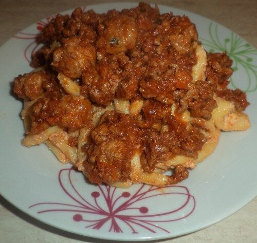 Fusilli fatti a mano con ragù di carne, polpettine e ricotta