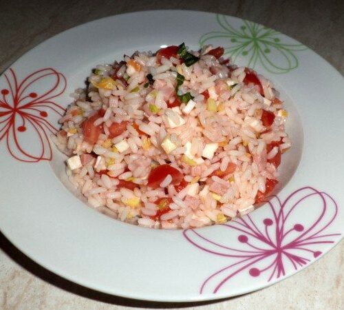 Insalata fredda di riso, con mozzarella e prosciutto cotto