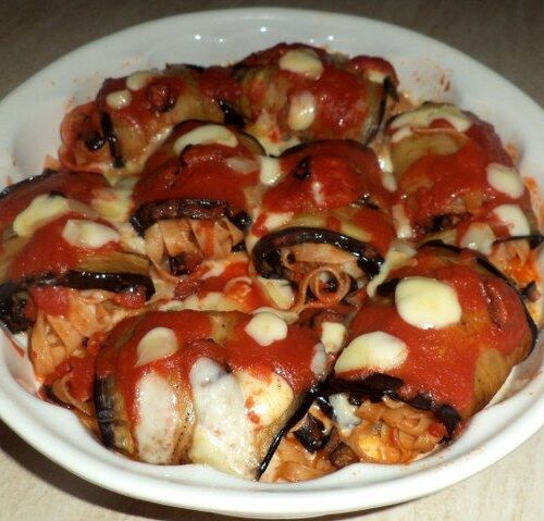 Involtinii di fette di melanzane fritte farcite con tagliatelle