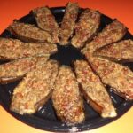 Barchette di melanzane ripiene con carne, formaggio e mortadella, cotte al forno