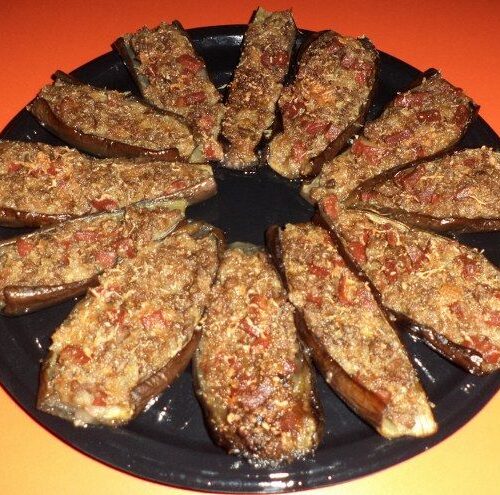 Barchette di melanzane ripiene con carne, formaggio e mortadella, cotte al forno