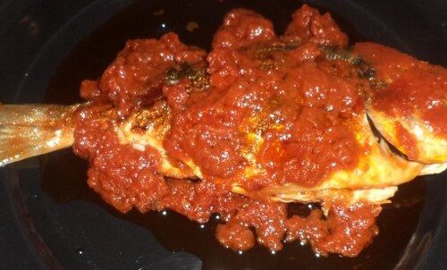 Orata in padella con aglio, olio, pomodoro ed origano