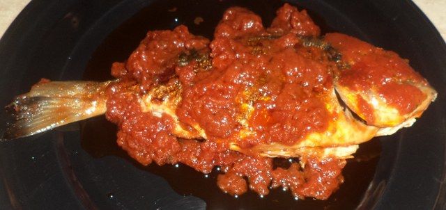 Orata in padella con aglio, olio, pomodoro ed origano