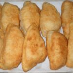 Fagottini di pasta lievitata ripieni e fritti