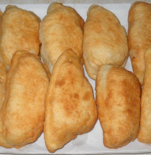 Fagottini di pasta lievitata ripieni e fritti