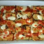 Strati di fette di zucchine fritte e cotte al forno