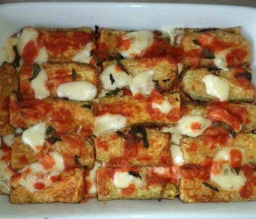 Strati di fette di zucchine fritte e cotte al forno