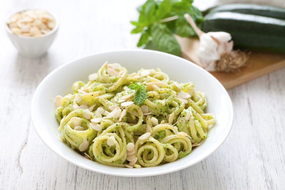 Pasta al pesto di zucchine mandorle e menta