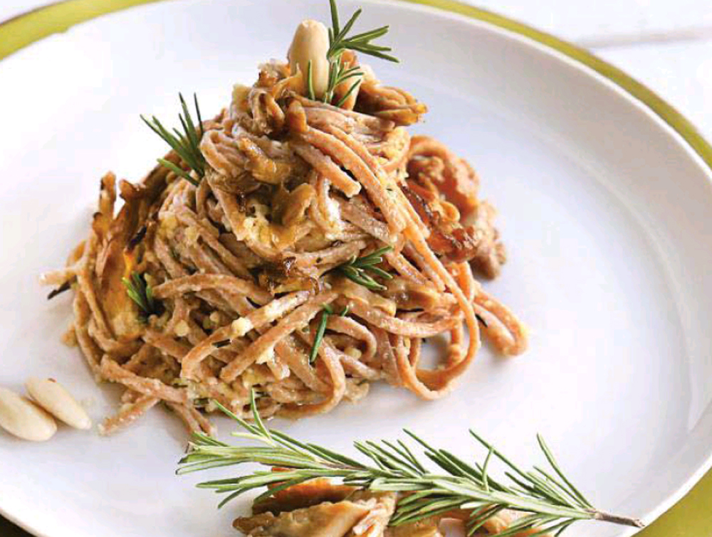 Pasta con pesto di mandorle e funghi