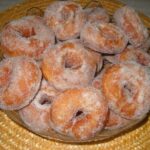 Piccole graffe con zucchero e cannella 550x412