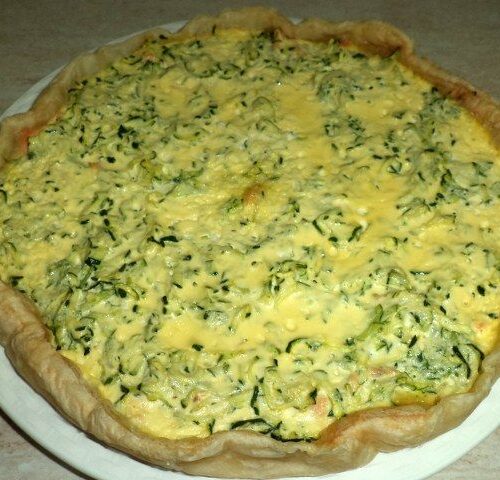 Torta salata farcita con salmone e zucchine