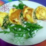 Composto di uova arrotolato e ripieno con crema dii carciofi, tonno e rucola