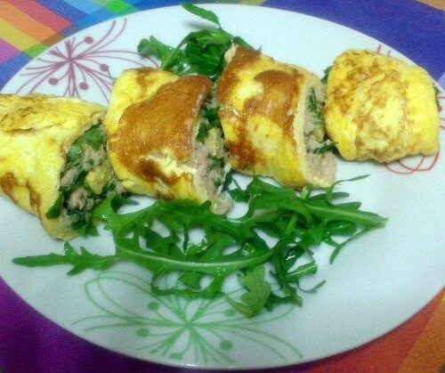 Composto di uova arrotolato e ripieno con crema dii carciofi, tonno e rucola