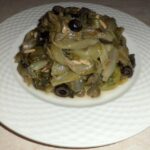 Scarole soffritte con olio, aglio e peperoncino, con capperi, pinoli ed olive nere