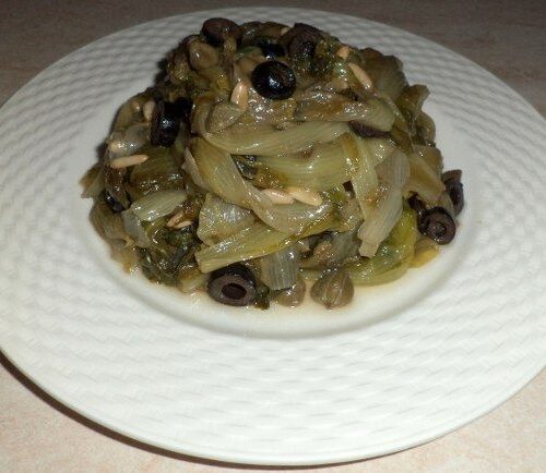Scarole soffritte con olio, aglio e peperoncino, con capperi, pinoli ed olive nere
