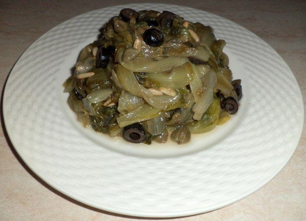 Scarole soffritte con olio, aglio e peperoncino, con capperi, pinoli ed olive nere