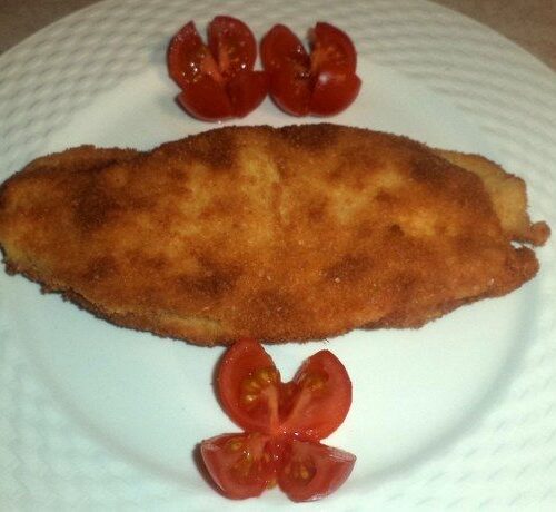 Sandwich di pollo ripieni con prosciutto cotto e formaggio, panate e fritte