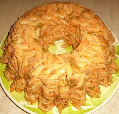Sformato di pasta con ragù di salsiccia e piselli