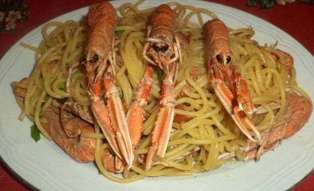 Pasta fresca con scampi e pomodorini