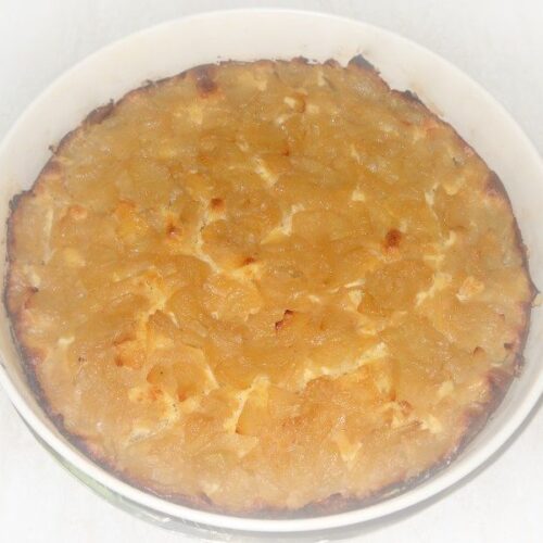 Torta con mandorle in polvere e mele cotte in vino e cannella