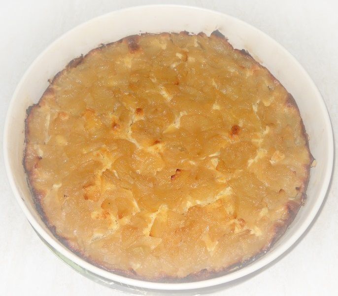 Torta con mandorle in polvere e mele cotte in vino e cannella
