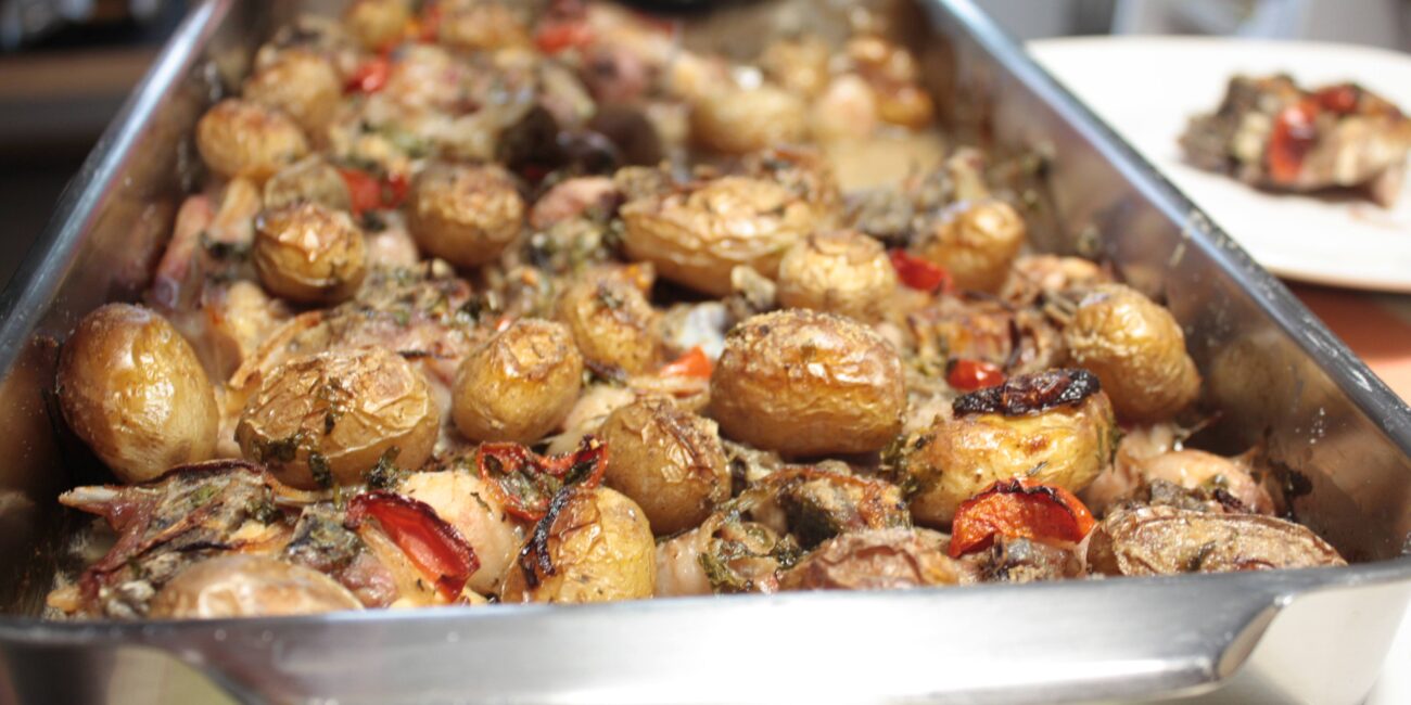 agnello al forno con patate novelle e lampascioni