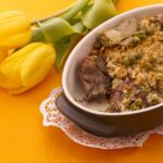 agnello gratinato con carciofi e piselli