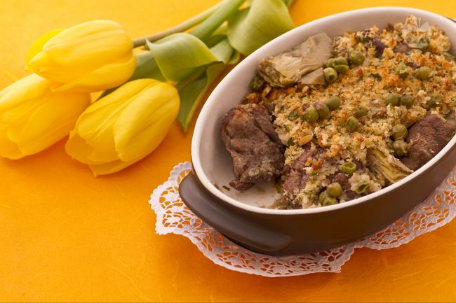 agnello gratinato con carciofi e piselli