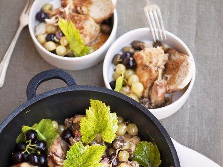 coniglio stufato con uva e olive