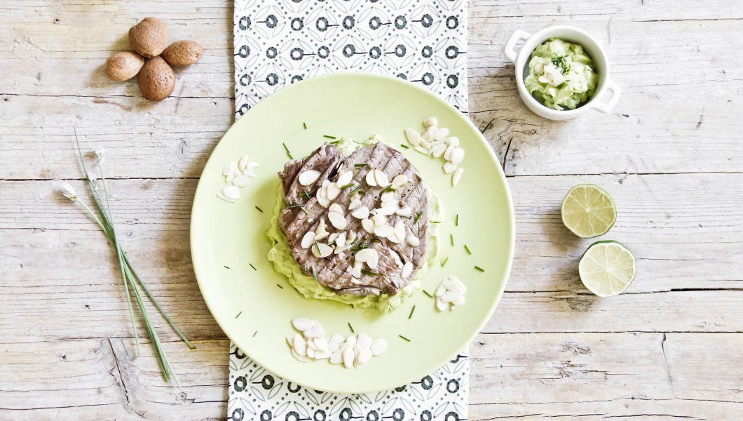 filetto di manzo con crema di avocado e mandorle