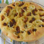 focaccia cipolle e pomodori secchi fabipasticcio 800x600 1