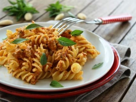 fusilli al pesto di pomodori secchi e mandorle