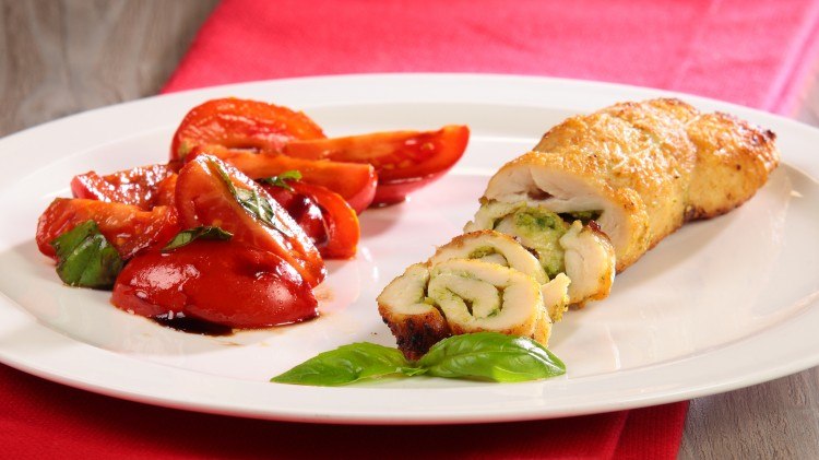 Involtini di petto di pollo con pesto di basilico - Cucinare Facile