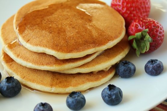 Pancake senza latte, senza burro e senza uova: ricetta e consigli