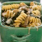 pasta al gratin con spinaci formaggio e funghi