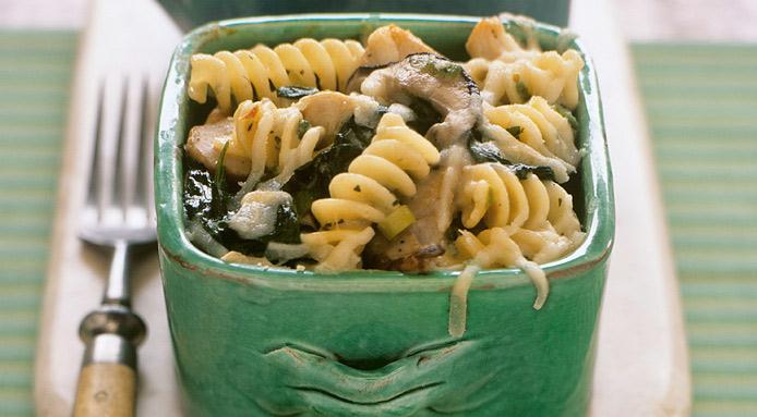 pasta al gratin con spinaci formaggio e funghi