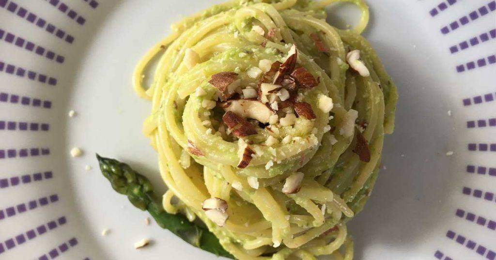 pasta con asparagi e mandorle