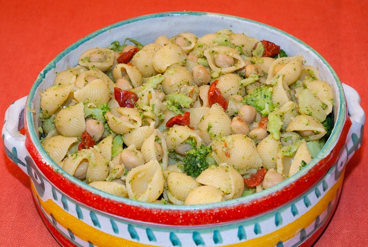 pasta e ceci con broccoli e pomodori secchi