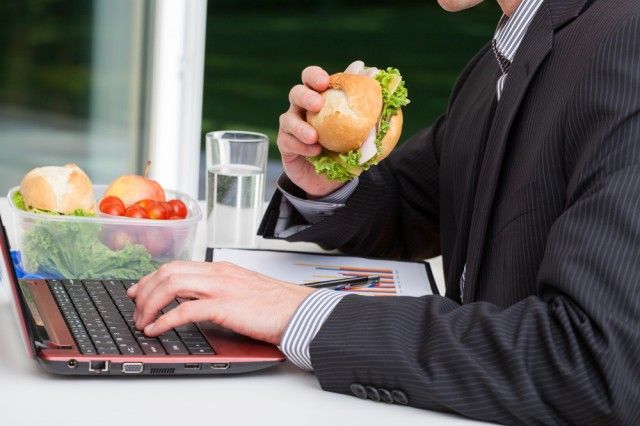 pausa-pranzo-ufficio-mai-davanti-pc-3-640x426